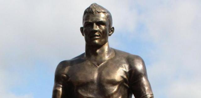 FIFA Club World Cup-羞不羞？C罗铜像被人摸得最多的部位竟然是那里！